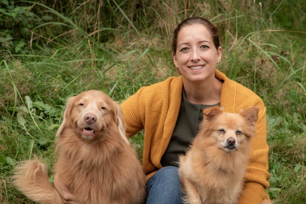 Roki Dogs Hundeschule Ratingen Yvonne Rommerskirchen mit Nova Scotia Duck Tolling Retriever und Kleinspitz