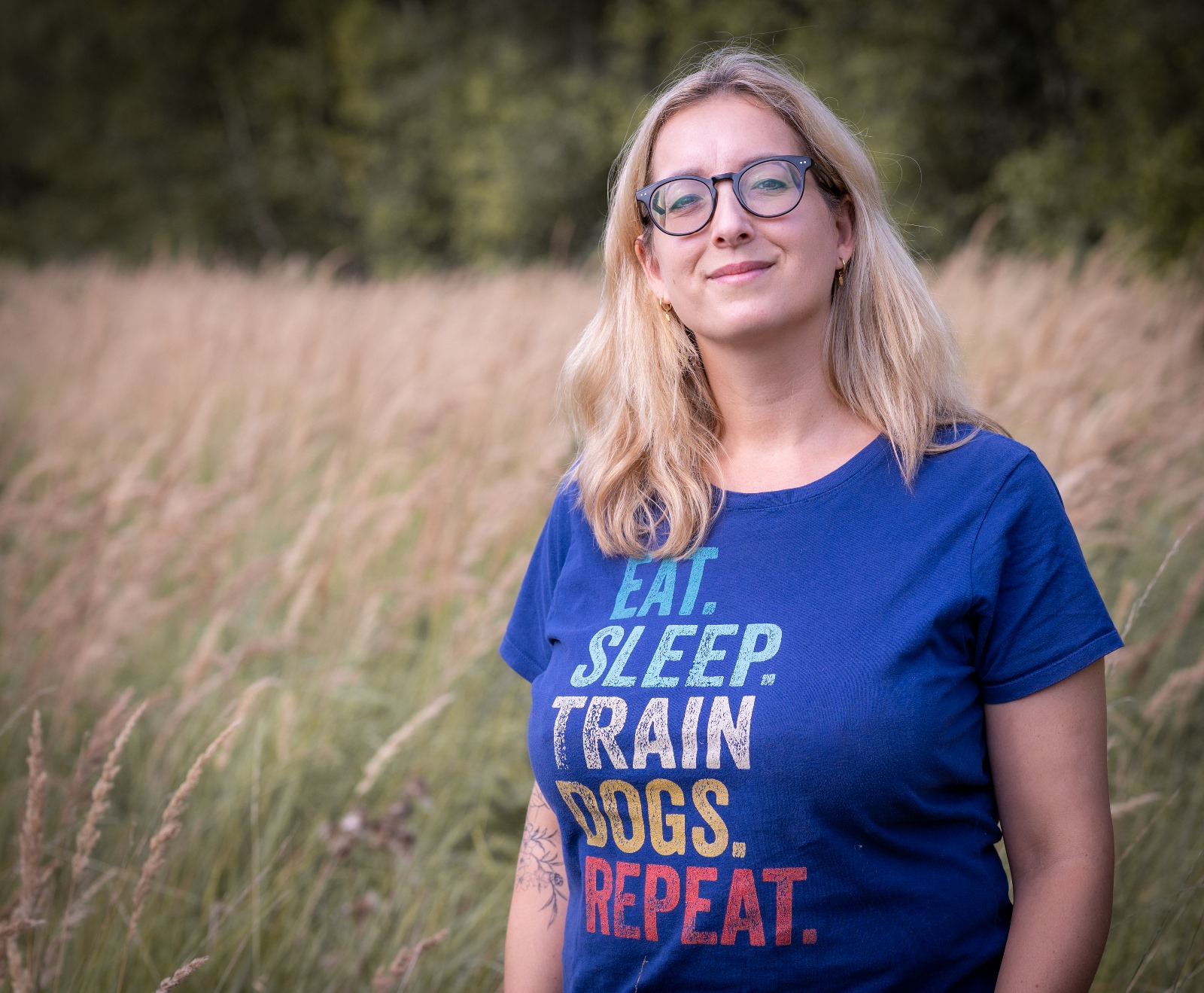 Eine Frau mit blonden Haaren lächelt in die Kamera Hundetrainerin der Roki-Dogs