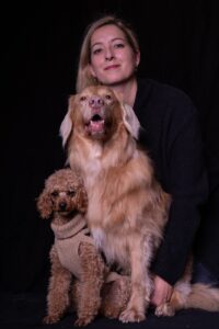 Yvonne Rommerskirchen mit Zwergpudel und Duck Tolling Retriever